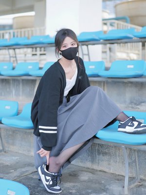 舞蹈生开着小玩具练一字马